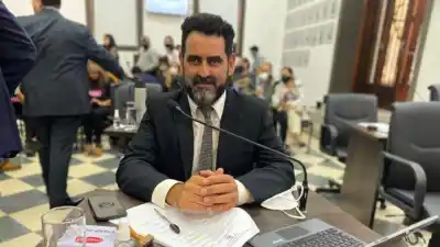 Mostró fotos de los ladrones en el Concejo y apuntó a un dato que nadie quiere investigar