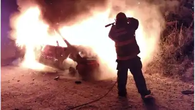 Dejaron un auto abandonado frente a una casa y minutos después todo cambió