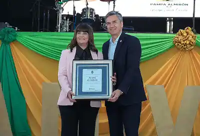 Pampa Almirón sopló 81 velitas y Zdero llevó una noticia que los vecinos esperaban desde hace años