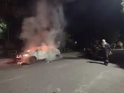 Susto en Acheral al incendiarse un automóvil en la madrugada