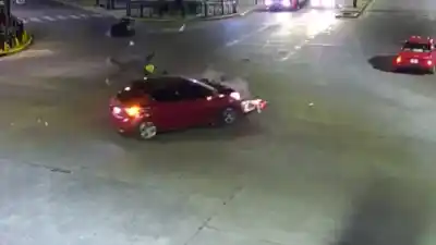 Impacto en Tigre: el instante en que una moto desafió el rojo y sus ocupantes salieron volando