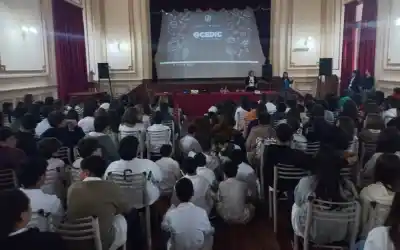 Más de 900 alumnos salteños, cara a cara con los peligros que esconden sus celulares