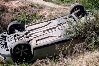 Volcó en la Ruta 14 vieja y quedó atrapada boca abajo: quiénes llegaron antes que la ambulancia