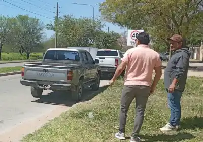 La interceptó en la moto, la hizo caer y ella apretó el botón antipánico: lo que encontró la policía después