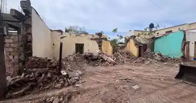 La casa de adobe que nadie quería tocar: el municipio entró con las máquinas