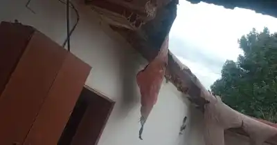 Rosario: El techo de una casa cedió de repente y dejó al descubierto un peligro mayor