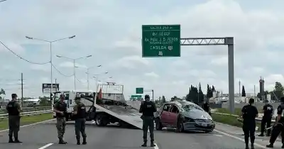 Caos en Circunvalaci贸n: Un auto volc贸 y el conductor termin贸 internado
