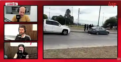 Chocó en pleno semáforo de Av. Banchik y la escena terminó mejor de lo que se temía