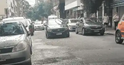 Un auto secuestrado de la policía bloquea una calle céntrica de Rosario y nadie lo mueve
