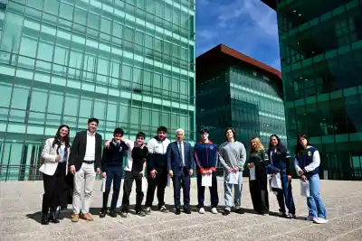 El gobernador firmó un aumento para los mejores promedios: cuánto cobrarán y desde cuándo