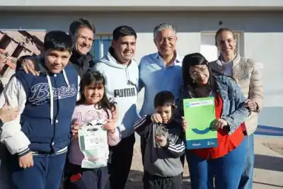 Entregaron 16 casas en el Z1 y Figueroa lanzó un anuncio que cambia el barrio