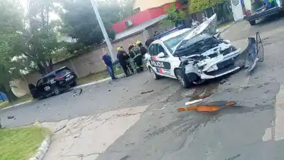 Impacto en Ezeiza: Dos móviles policiales chocaron y dejaron tres efectivos heridos