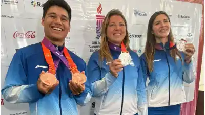 Remaron en la laguna, escucharon los gritos y se llevaron algo más que medallas