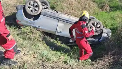 Manejaba por la ruta 14 vieja y terminó con las ruedas para arriba en un zanjón