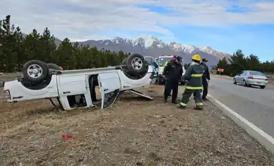 Volcó en la Ruta 40, quedó atrapado entre los hierros y una contextura lo complicó todo