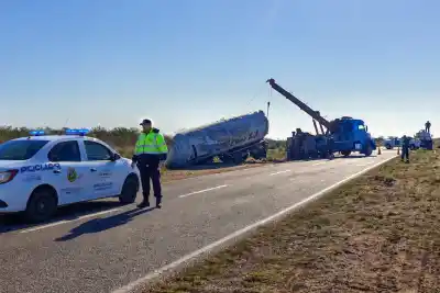Un camión cargado de gas volcó en la ruta y la provincia quedó sola frente al operativo