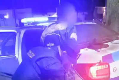 Arrojaba piedras contra una camioneta tras el partido en Villa Mercedes: lo que la policía vio después