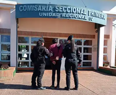 Esperó el momento justo frente al banco: lo que hizo la mujer con el jubilado lo cambió todo