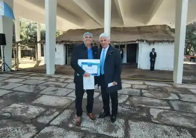 36 años frente al aula: el docente de Luján que recibió un premio y reveló qué lo mantiene en la escuela