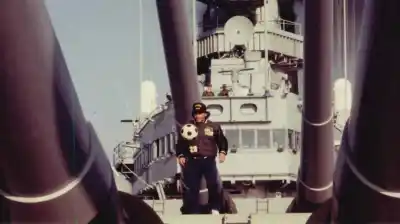El día que Maradona hizo jueguitos en un buque de guerra: las fotos que aparecieron 36 años después