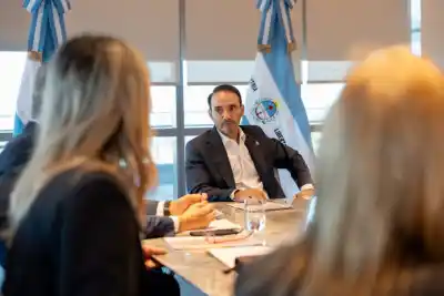 Valdés se reunió con el Invico: qué se viene para los que esperan una casa