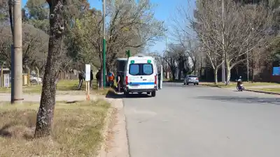 Salió del trabajo en moto y terminó en el hospital: qué pasó en el Parque Industrial