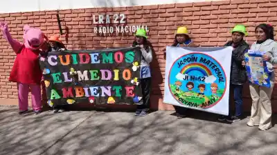 En un jardín de Jujuy, nenes de 2 años ya saben qué hacer con el papel de un caramelo