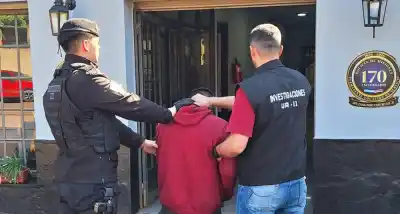 Lo esperaban por dos robos, pero la policía lo encontró haciendo algo peor