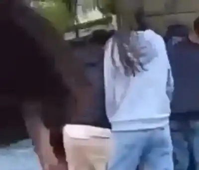 Dos estudiantes se agarraron a golpes en la vereda de una escuela de La Banda y el video no tardó en viralizarse