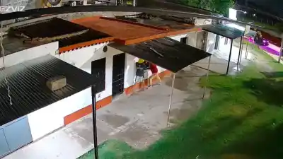 Robo en La Banda: El extraño botín que se llevaron del local de comidas y la mujer que esperaba afuera