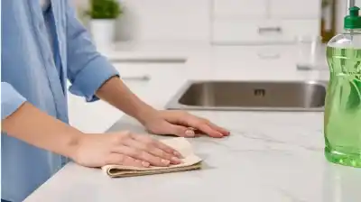 El truco casero que deja tu mesada reluciente sin gastar en productos caros