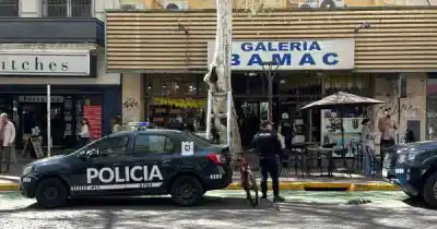 La atacó con un arma blanca en pleno Centro y la Policía lo encontró a metros del lugar
