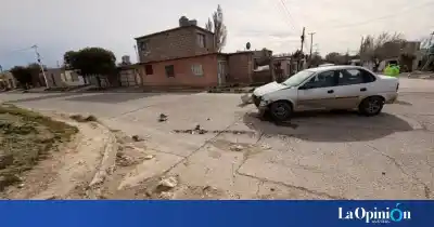 Una camioneta embistió a un auto en una esquina de Caleta Olivia: el Corsa quedó a casi una cuadra del impacto