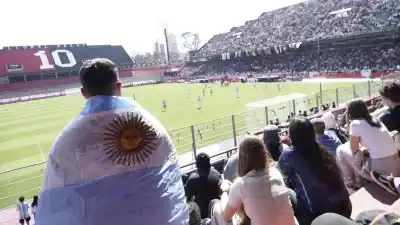 El Coloso se llenó de celeste y blanco, pero la tarde terminó con silbidos