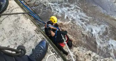 Rescate al límite en el arroyo Ludueña: un hombre aferrado a una soga y una operación de bomberos que salvó su vida
