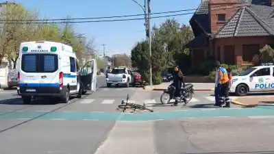 Una bicicleta quedó tendida en la calle tras el impacto de una camioneta en pleno centro