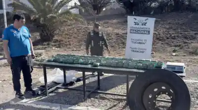Gendarmes notaron algo raro en una rueda de auxilio: lo que salió al desinflarla