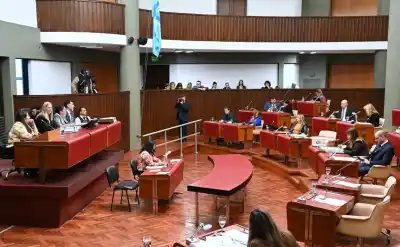 Se debatía por las rutas y las deudas, pero nadie esperaba que saliera a la luz lo que falta en un hospital de Rawson