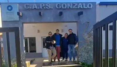 Caminaron dos horas en la montaña para llegar a una familia: lo que llevaron en la mochila cambió todo