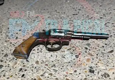 Un revólver cargado apareció en plena calle de Rawson: la maniobra que nadie imaginó