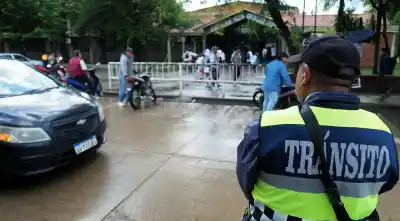 Desayunaba en un bar de Orán, grabó un operativo y terminó increpada por una agente