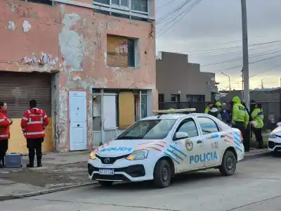 La Policía llegó a una casa tapiada de Irigoyen al 800 y se topó con tres personas adentro