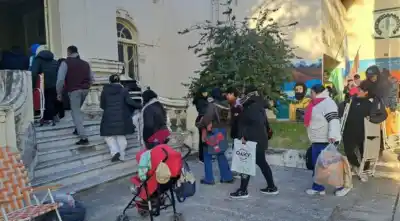 Durmió en la vereda para anotar a su hija en la Técnica 3: lo que nadie le dijo antes de hacer la fila