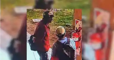 Volvieron al shopping de San Rafael con la misma ropa, pero un empleado los estaba esperando