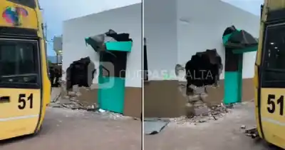 Un colectivo de dos pisos se desvió de la calzada y quedó incrustado en pleno centro de Salta