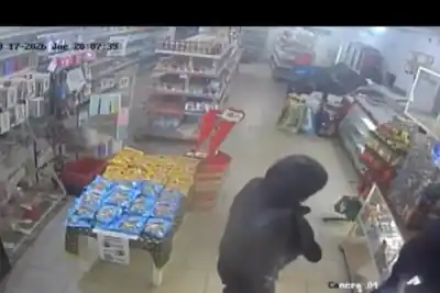 Intentaron robar en pleno centro de Santo Tomé: la reacción de un comerciante los dejó sin nada