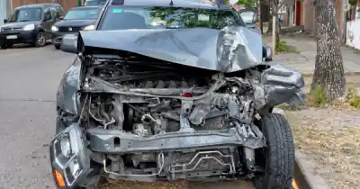 Estacionó la camioneta y terminó incrustada en un colectivo: qué pasó con el freno de mano