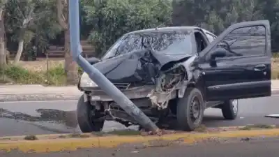 Iba por la Ruta 33 en Sumalao, perdió el control y terminó contra un poste de media tensión