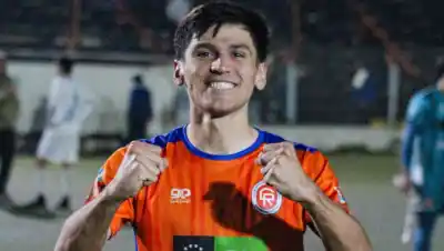 El Naranja no perdonó: el gol que lo dejó solo en la cima de la Confluencia