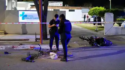 Iban en moto con un amigo, chocaron contra una bicicleta y uno terminó internado en otra ciudad